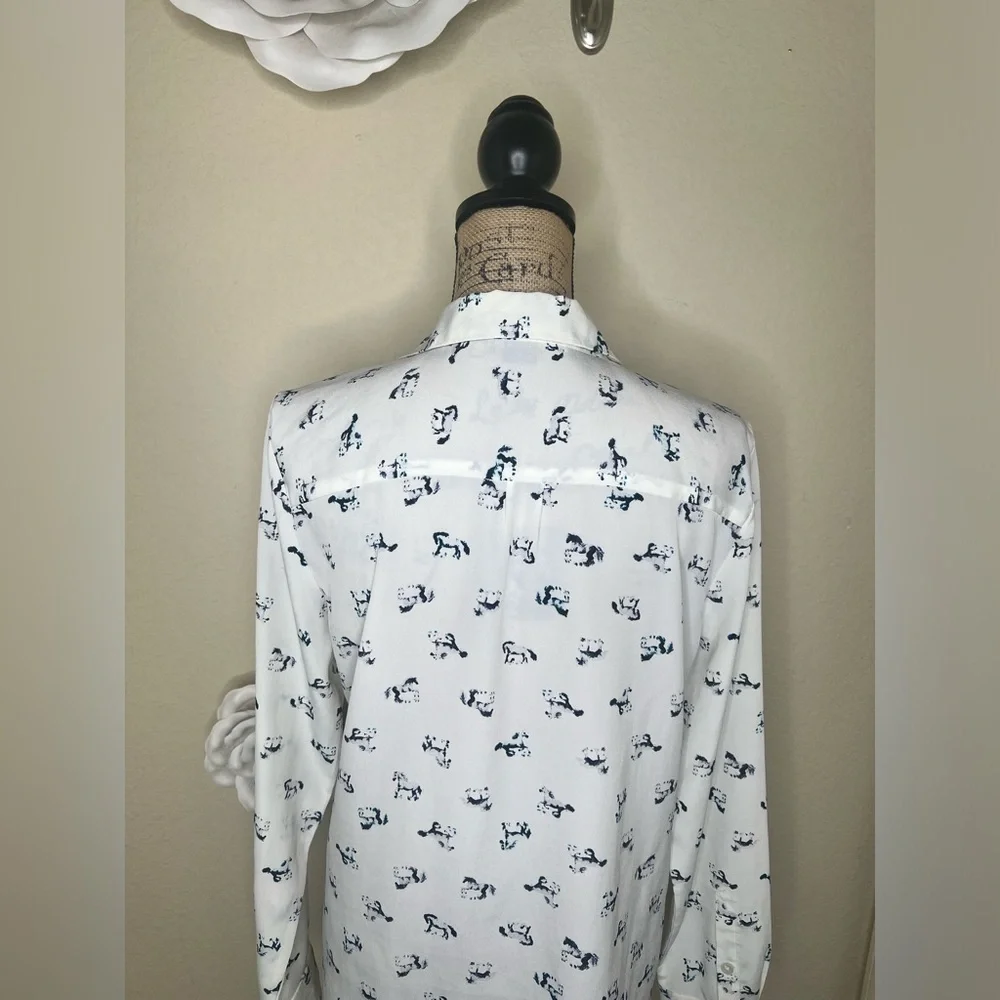 NTM: Ann Taylor Creamy White & Blue Wandering Horses Button Down Top Sz 8